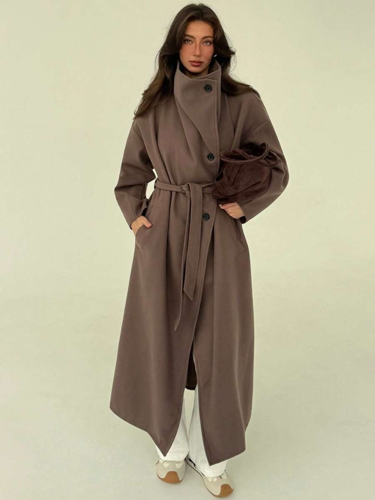 Manteau long marron, col montant et ceinture