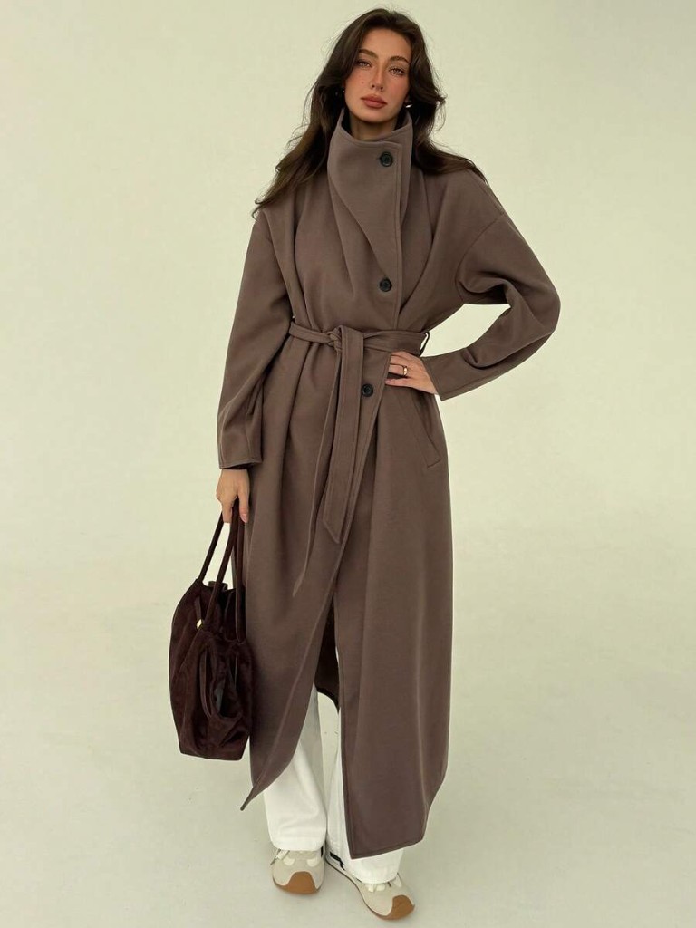 Manteau long marron porté avec un sac