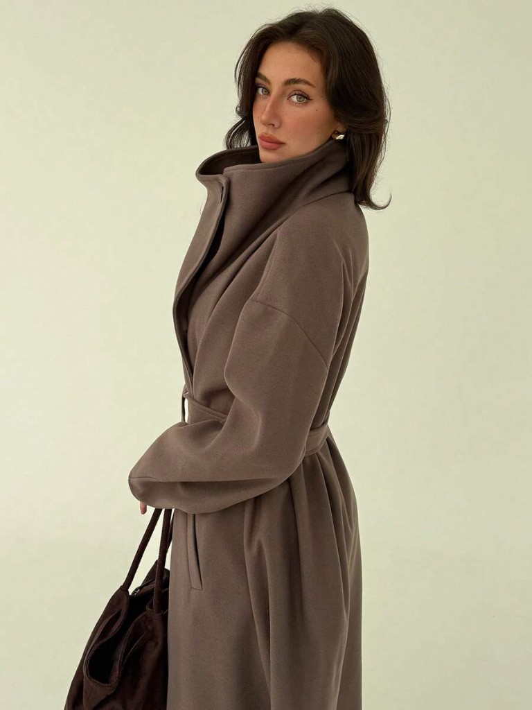 Manteau long marron, vue de profil
